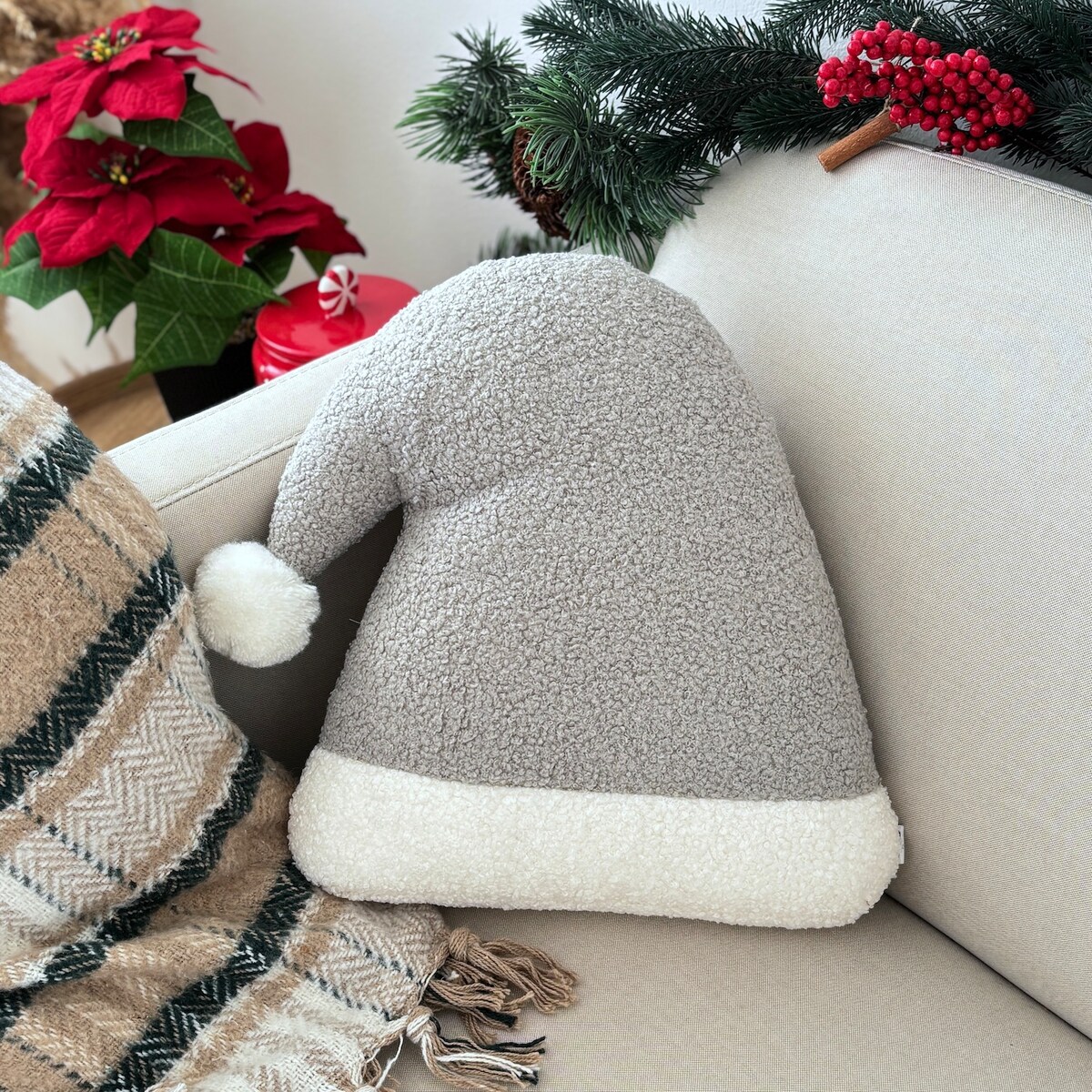 Poduszka w kształcie czapki Mikołaja szara boucle