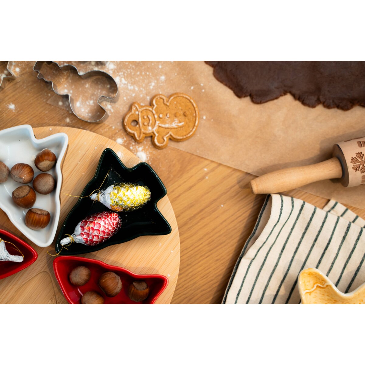 Miseczki na przekąski, w kształcie choinek, 6 naczyń i deska