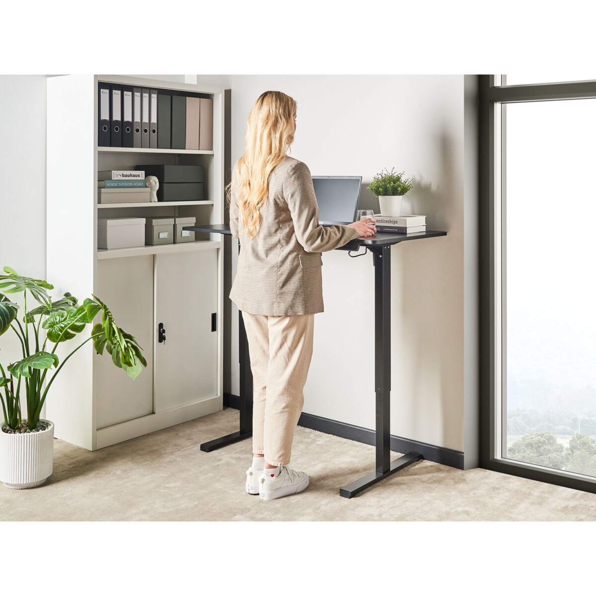 Biurko regulowane elektrycznie 120 x 60 cm czarne TAVARES