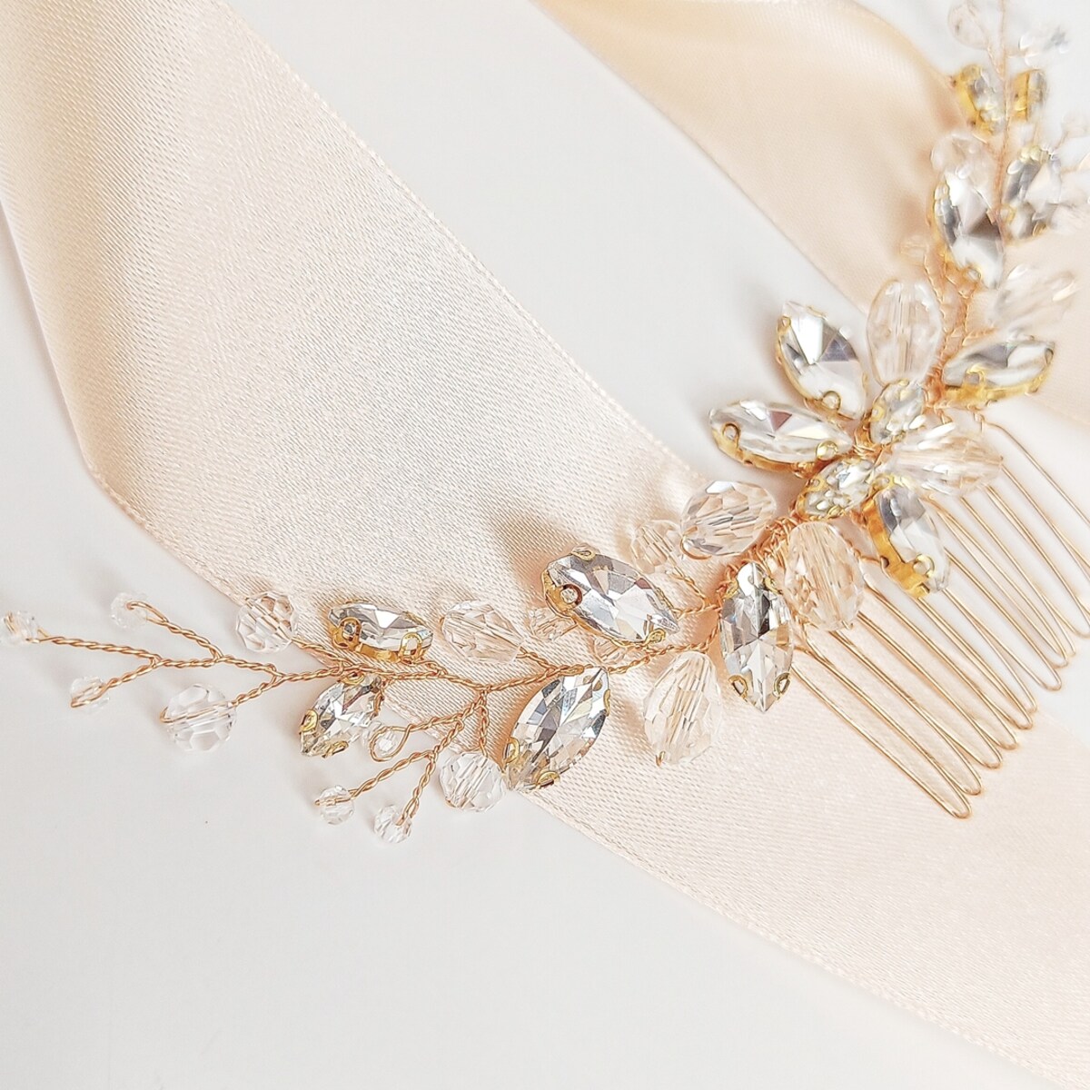 Złoty grzebyk ślubny elastyczny z cyrkoniami i kryształkami