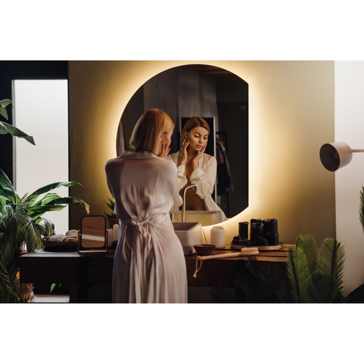 Lustro LED ścięte koło 74x90 cm - światło ciepłe