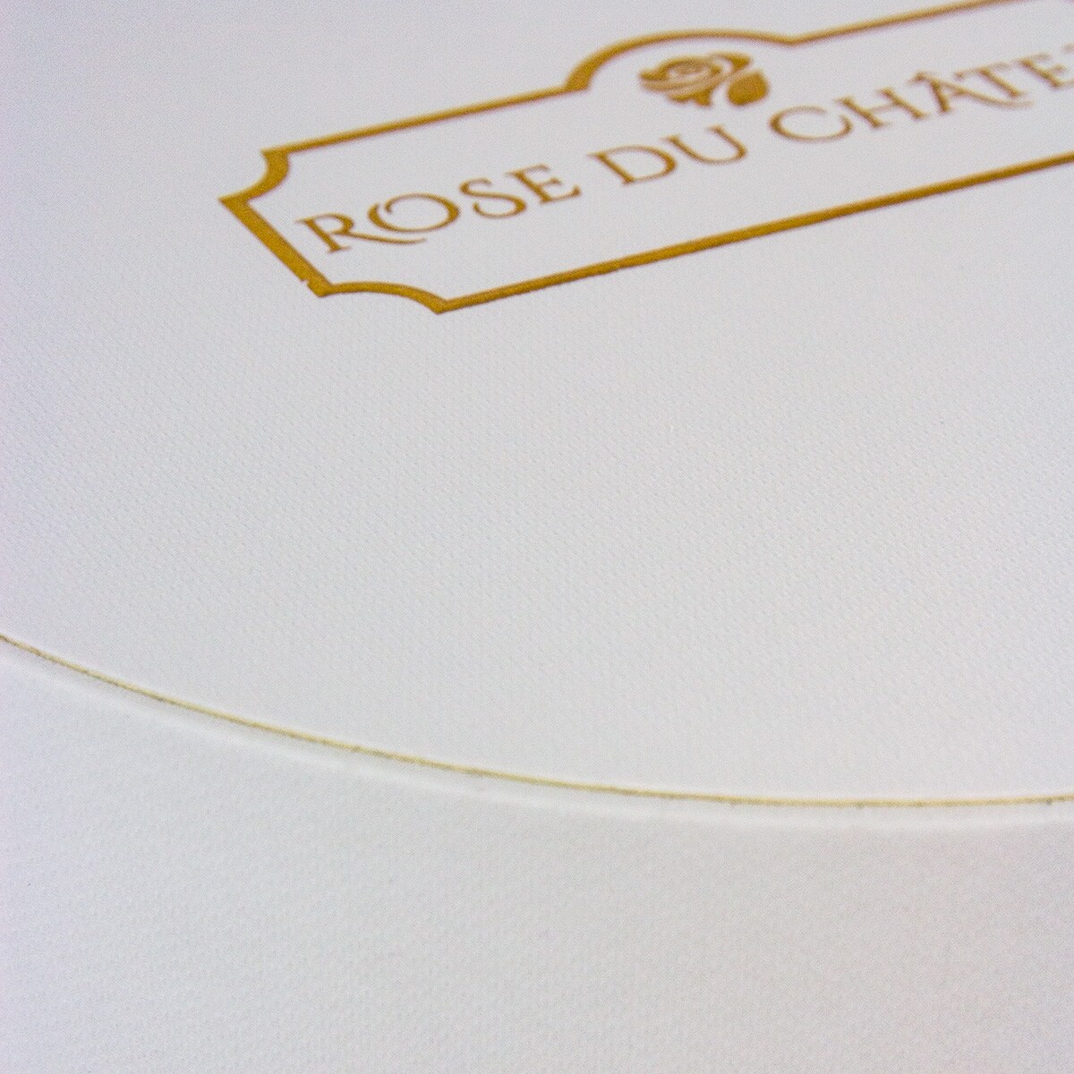 Czerwone Wieczne Róże w Białym Okrągłym Boxie