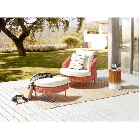 Fotel ogrodowy z technorattanu z podnóżkiem różowy ARCILLE