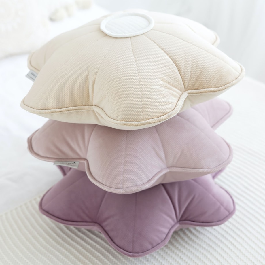 Poduszka jasnoszary kwiat, Velvet grey Daisy