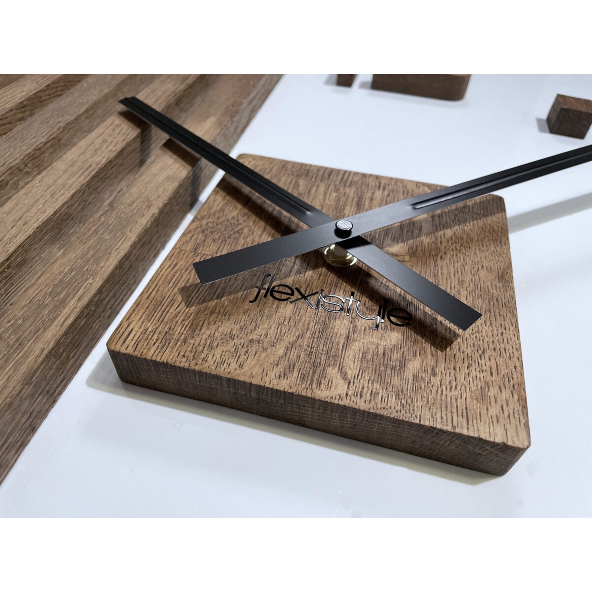 Drewniany zegar ścienny dębowy brązowy LAMELE 60cm