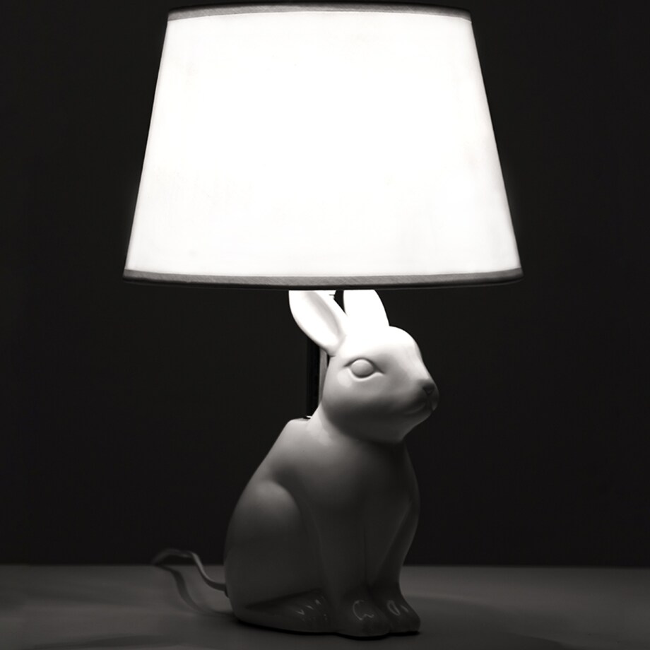 KONSIMO LEPUS Lampa stołowa z królikiem kolor biały