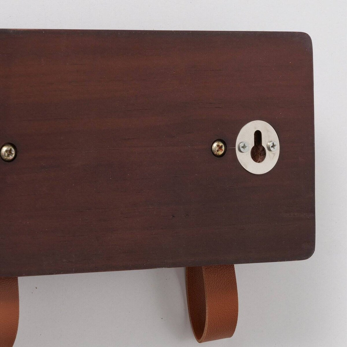 Wieszak na ubrania ścienny SKADO, z drewna sosnowego ze skórzanymi uchwytami, 40 x 13 cm