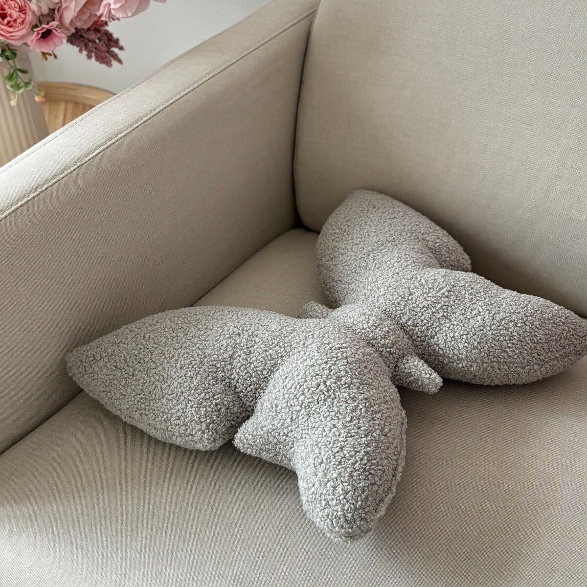 Poduszka dekoracyjna Motyl szara boucle