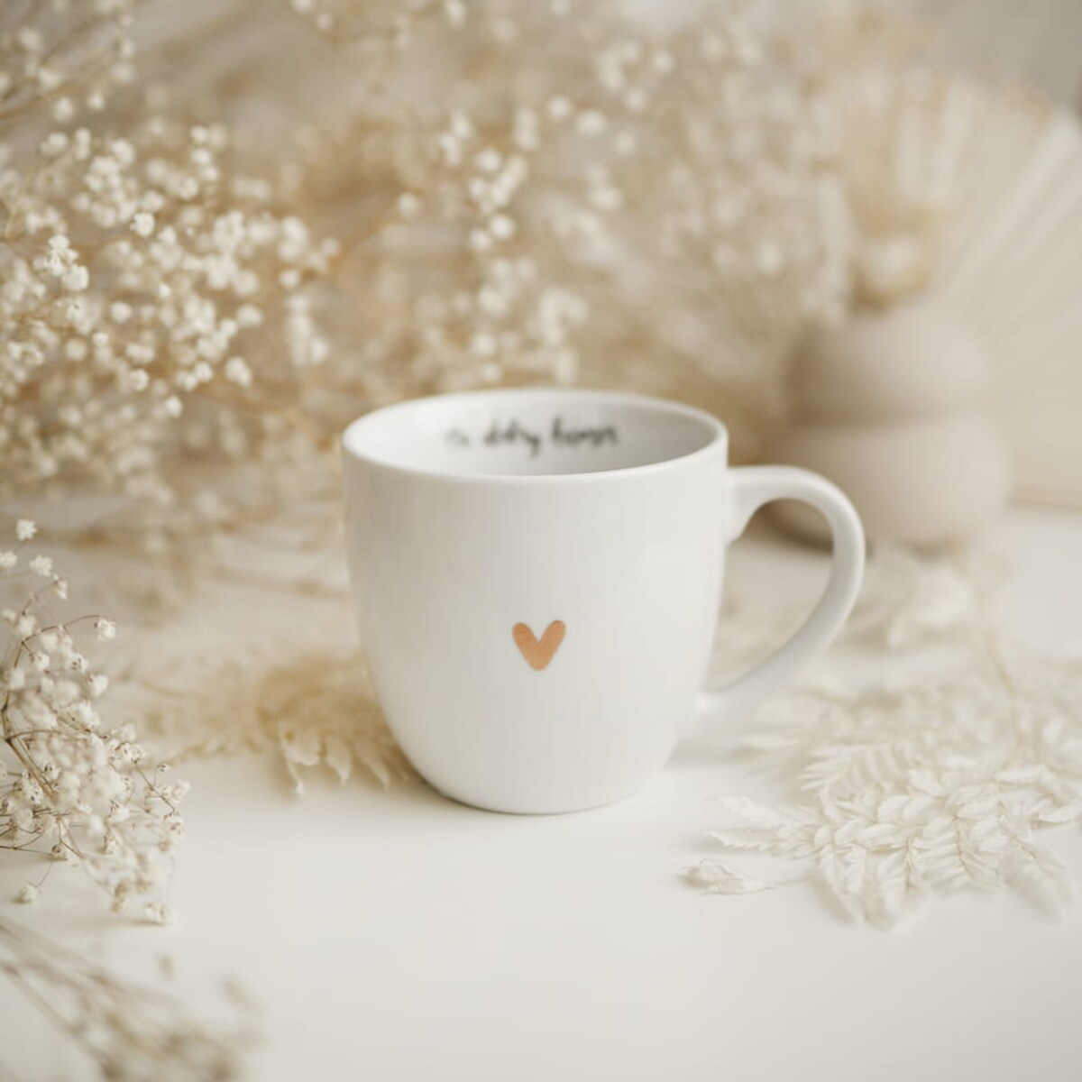 Biały kubek porcelanowy 300 ml - motyw złotego serca dla przyjaciółki na urodziny