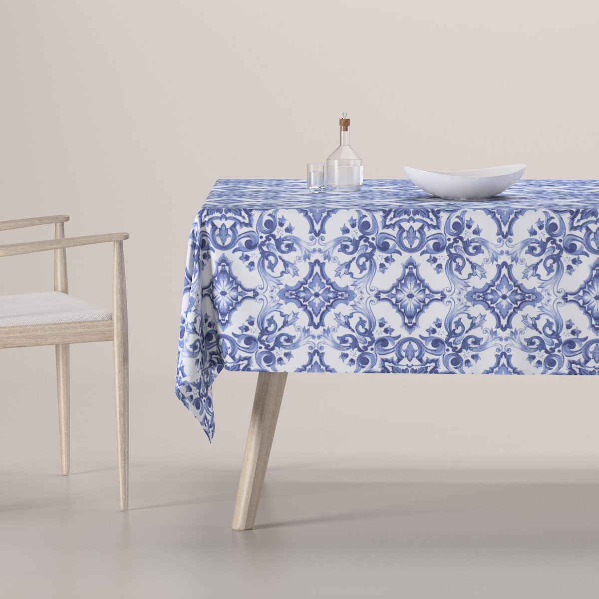 Obrus prostokątny 130 x 210 cm niebieskie wzory na białym tle