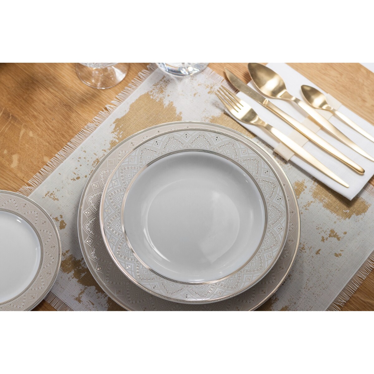 Serwis obiadowy dla 12 osób 44 el. Yvonne Lea Złota G620