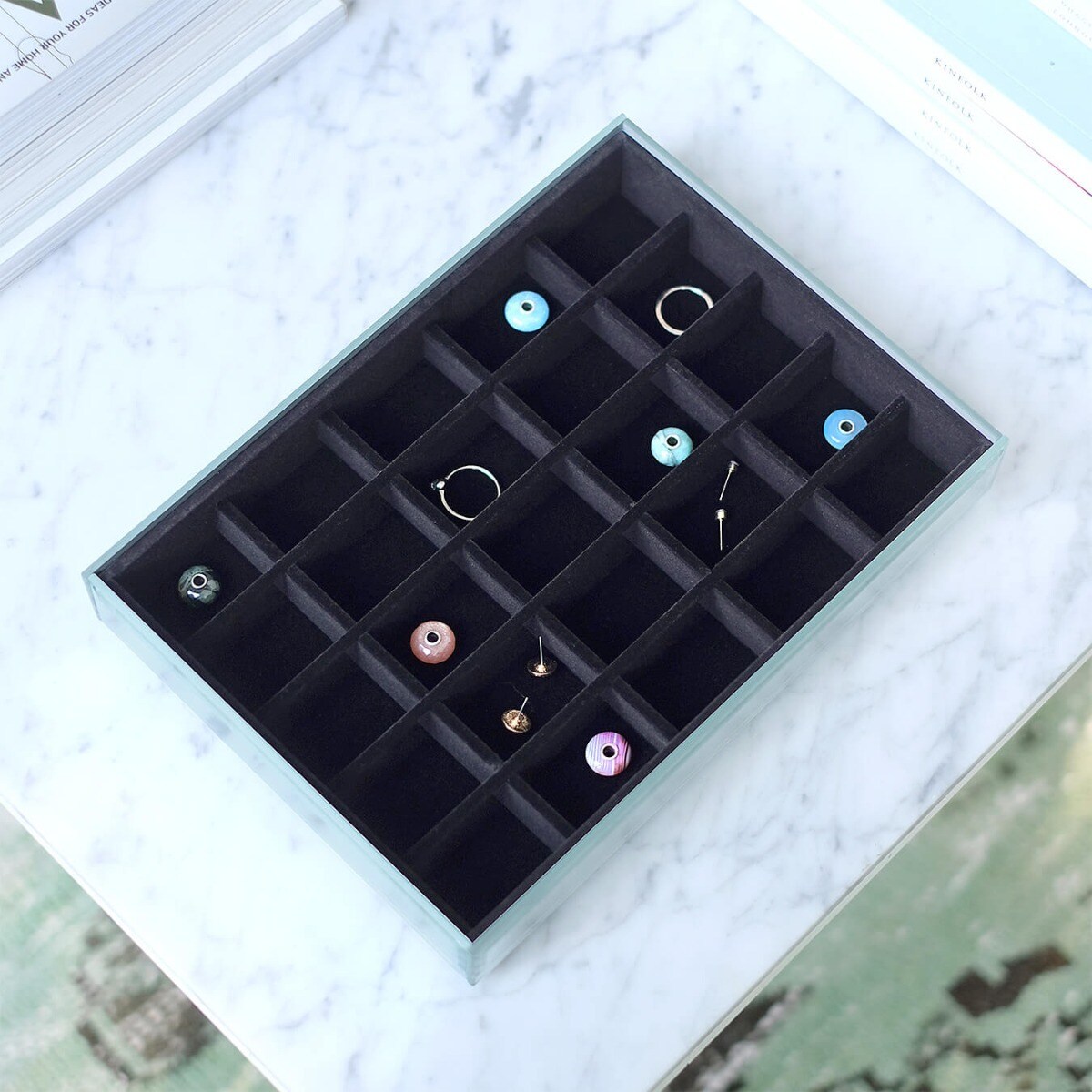 Szkatułka na biżuterię Stackers 25 komorowa classic velvet szklana z czarną wyściółką