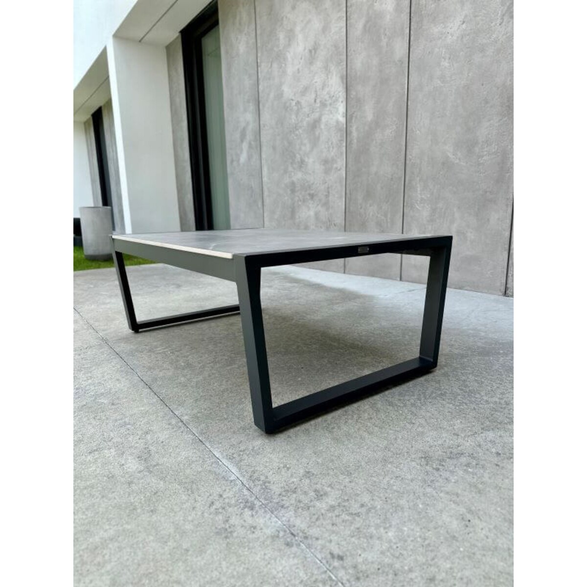 STOLIK ALUMINIOWY MAKSYMO SZARY