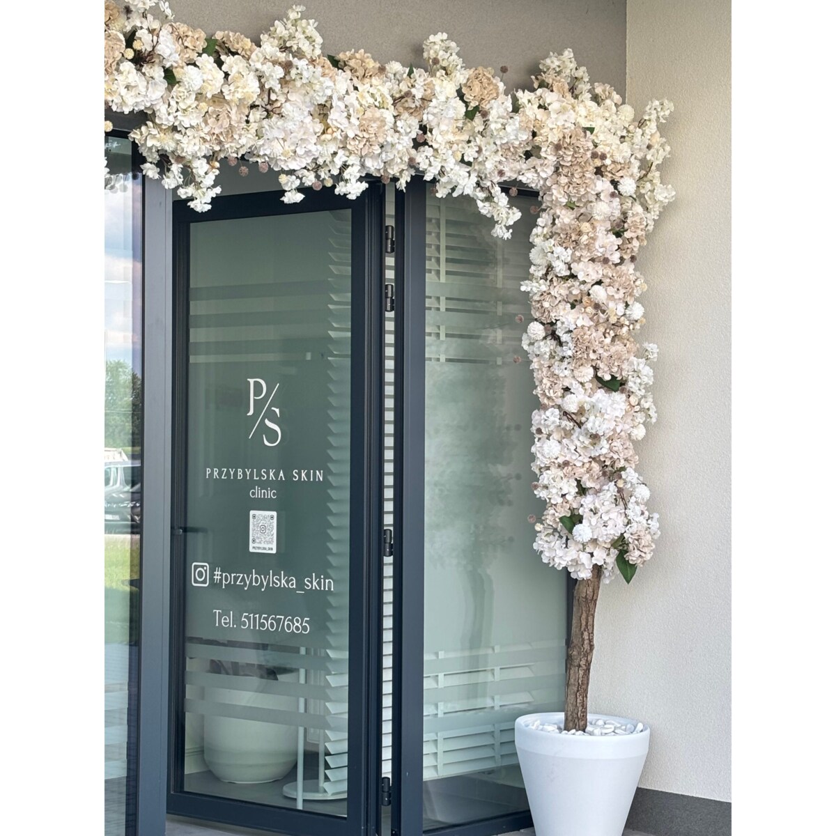 Instalacja/witryna z kwiatów 270cm wys. i 200cm szer.