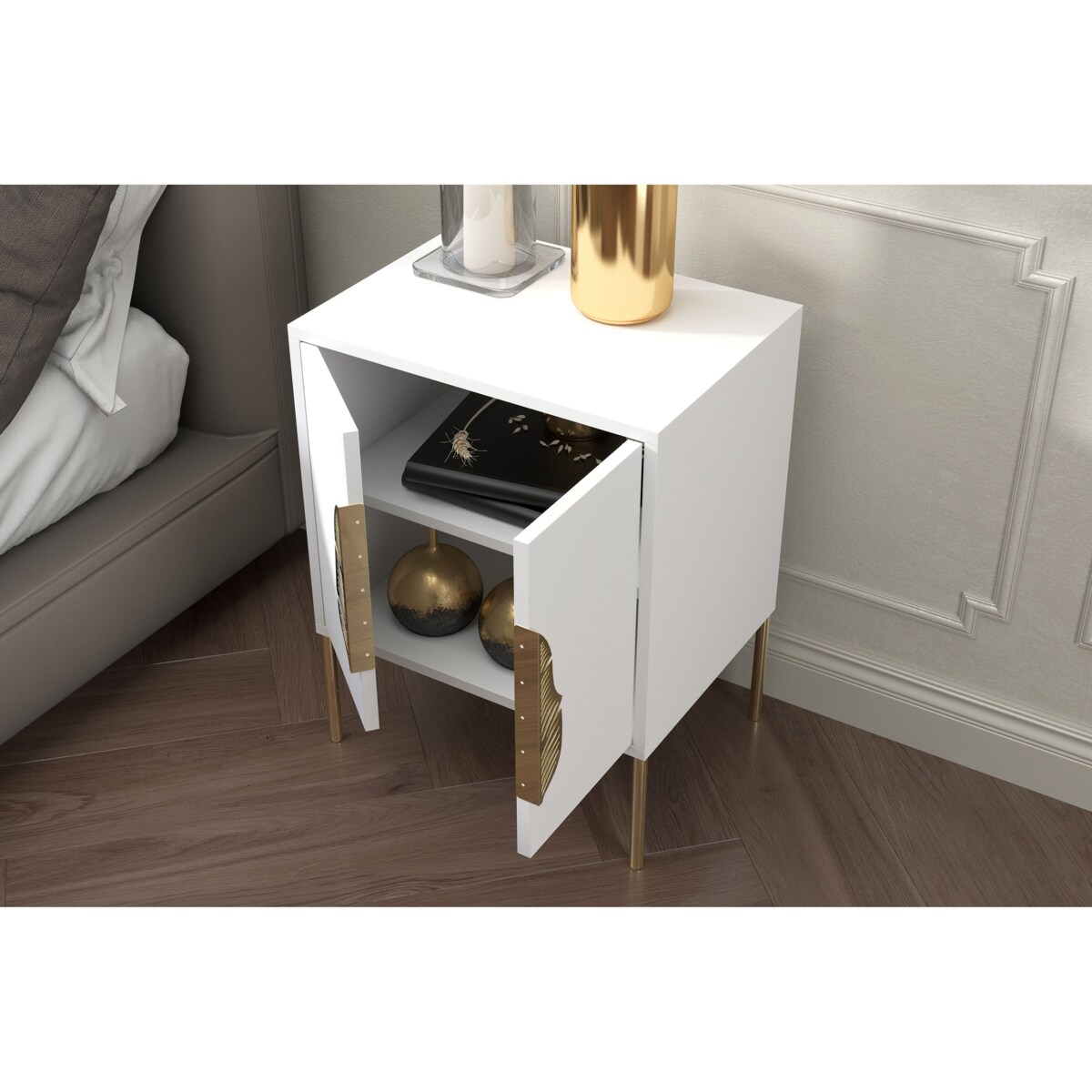 Biała szafka nocna Skandica MERLIN ze złotymi dodatkami