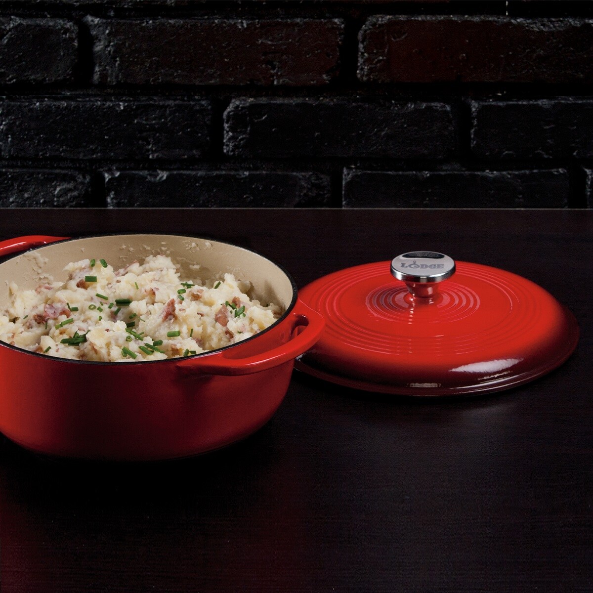 Garnek żeliwny emaliowany - czerwony 4,2L / Lodge