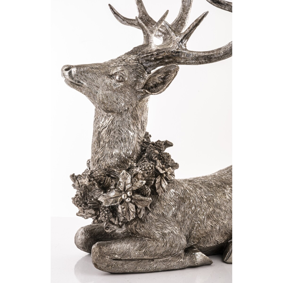 Dekoracja - figurka leżącego jelenia 50x38x28 cm SHIKA srebrny z wieńcem
