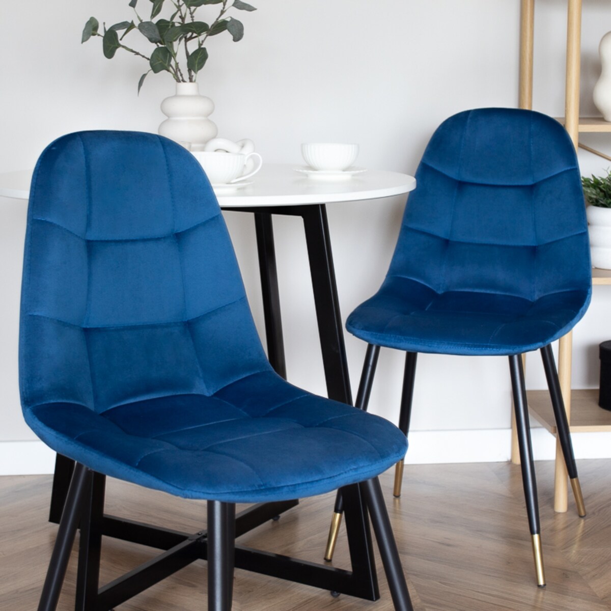 Krzesło tapicerowane pikowane welurowe granatowe złote nogi do salonu
