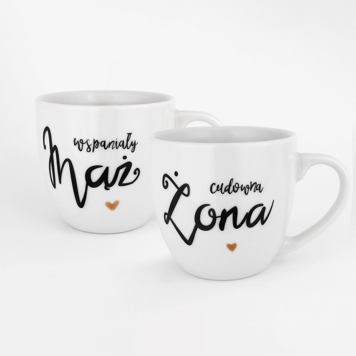 Zestaw 2 białych kubków porcelanowych 300 ml - napisy cudowna żona i wspaniały mąż ze złotym sercem dla małżonków na rocznicę ślubu