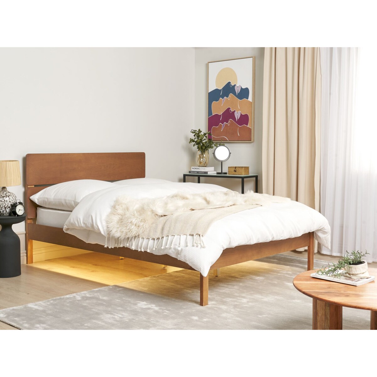 Łóżko LED drewniane 140 x 200 cm jasne BOISSET