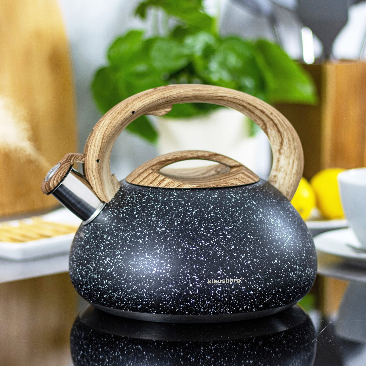 Czajnik stalowy z gwizdkiem 2.7L Wood Line czarny KLAUSBERG