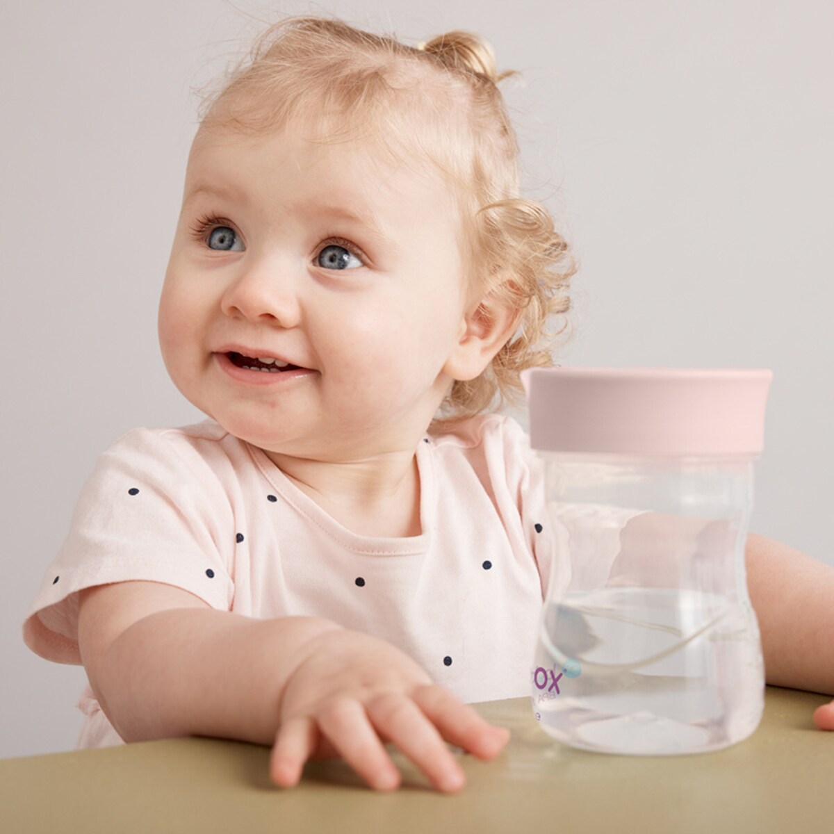 Kubek treningowy do nauki picia dla dziecka 12m+ różowy 240 ml b.box