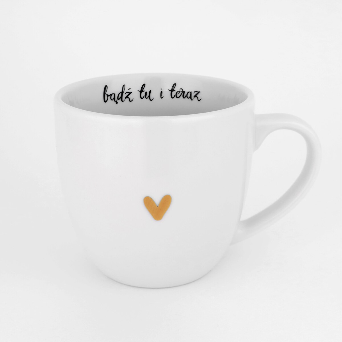 Biały kubek porcelanowy 300 ml - napis bądź tu i teraz ze złotym sercem dla miłośników uważności na urodziny