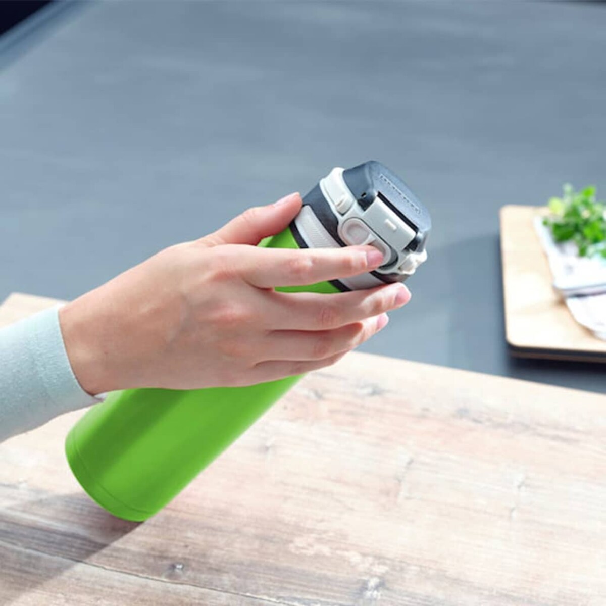 Leifheit Termos Flip, 600 ml, zieleń kiwi