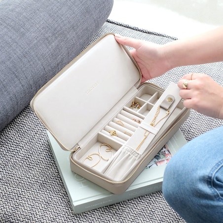 Pudełko podróżne na biżuterię z miejscem na naszyjniki Stackers taupe