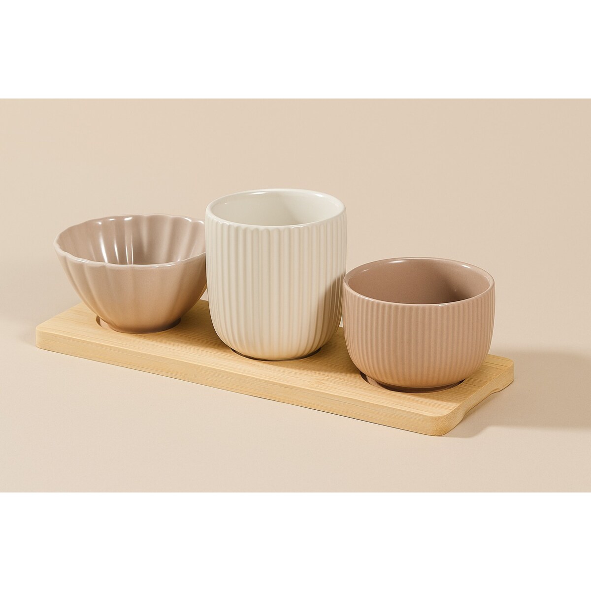 Miseczki na przekąski NOBI, 3 naczynia i taca