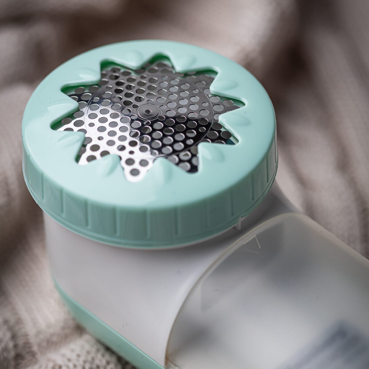 Golarka elektryczna do ubrań odzieży swetrów biała KLAUSBERG