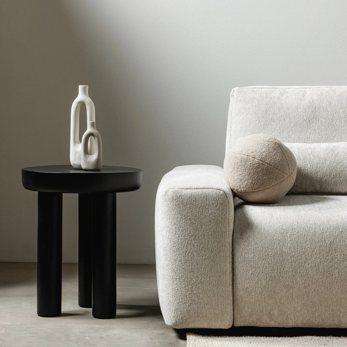 Stolik boczny z drewna mango Ø 50x60 cm GALLO czarny