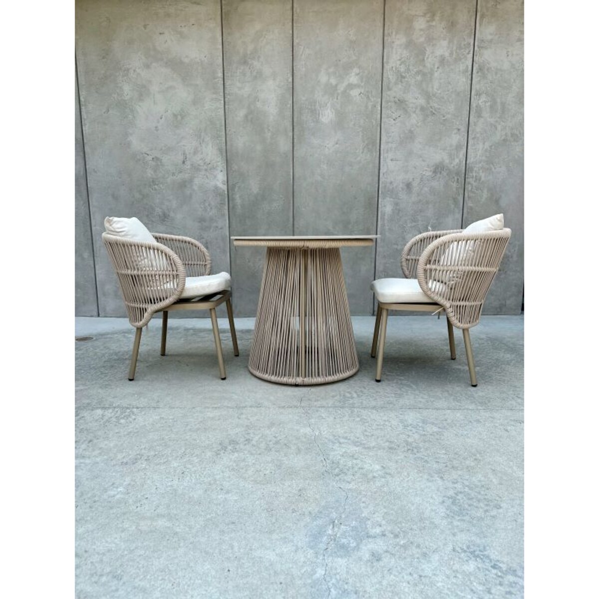 ALUMINIOWY FOTEL AZZURA W KOLORZE SZAMPAŃSKIM