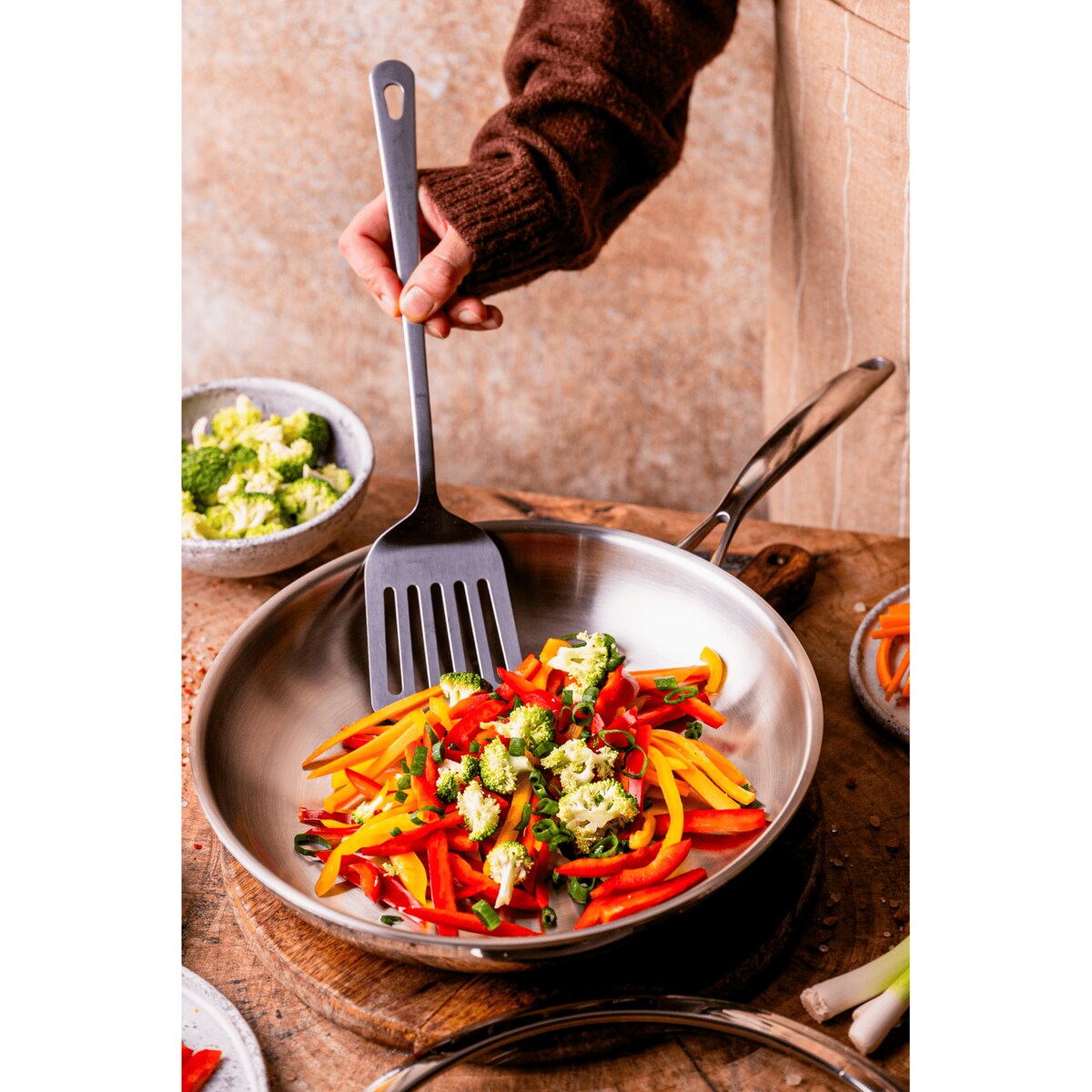 Profesjonalna patelnia stalowa Hikari 28 cm z pokrywką Na indukcje Na gaz Nierdzewna