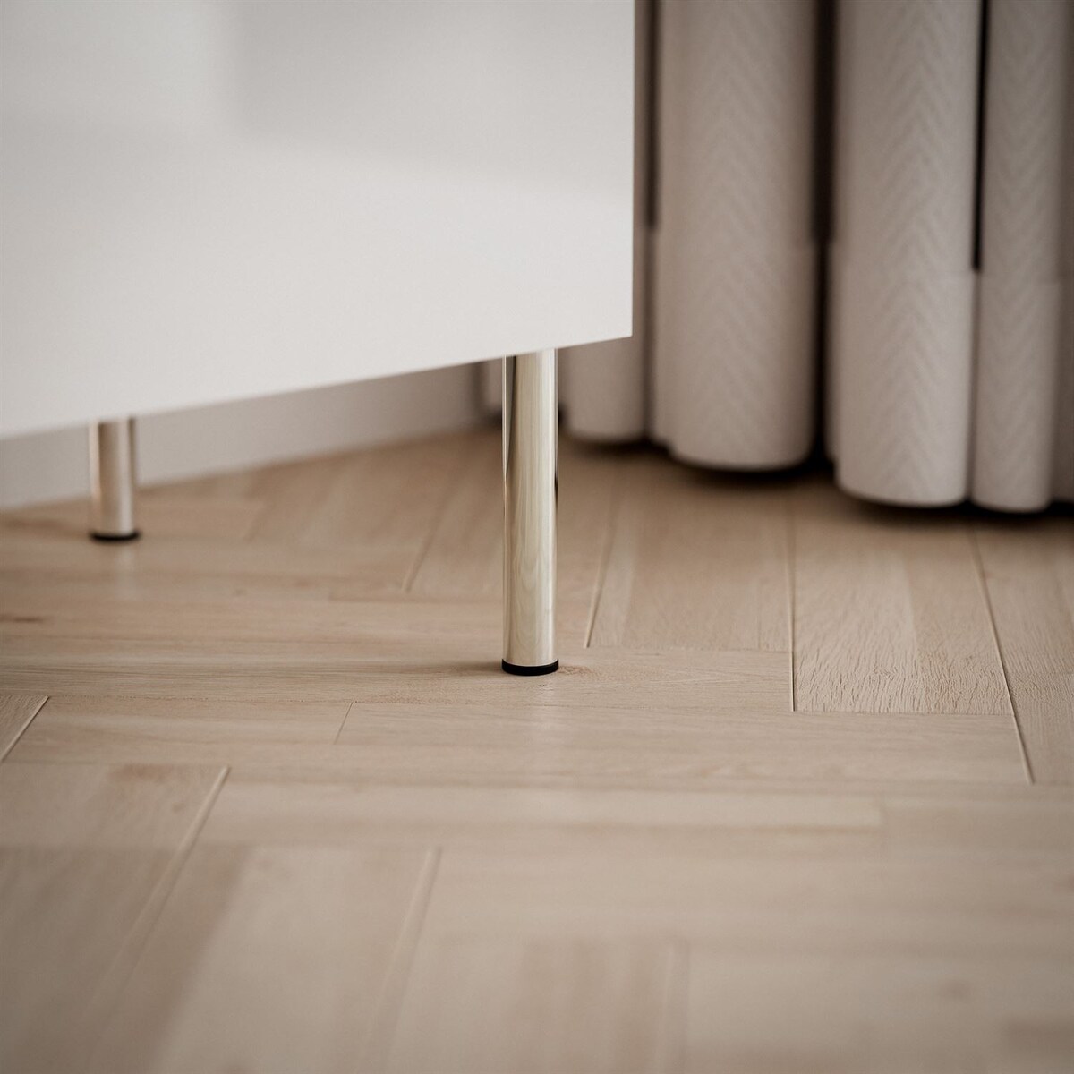 Szafka RTV AURORA SILVER 180 cm biały połysk nogi proste LED