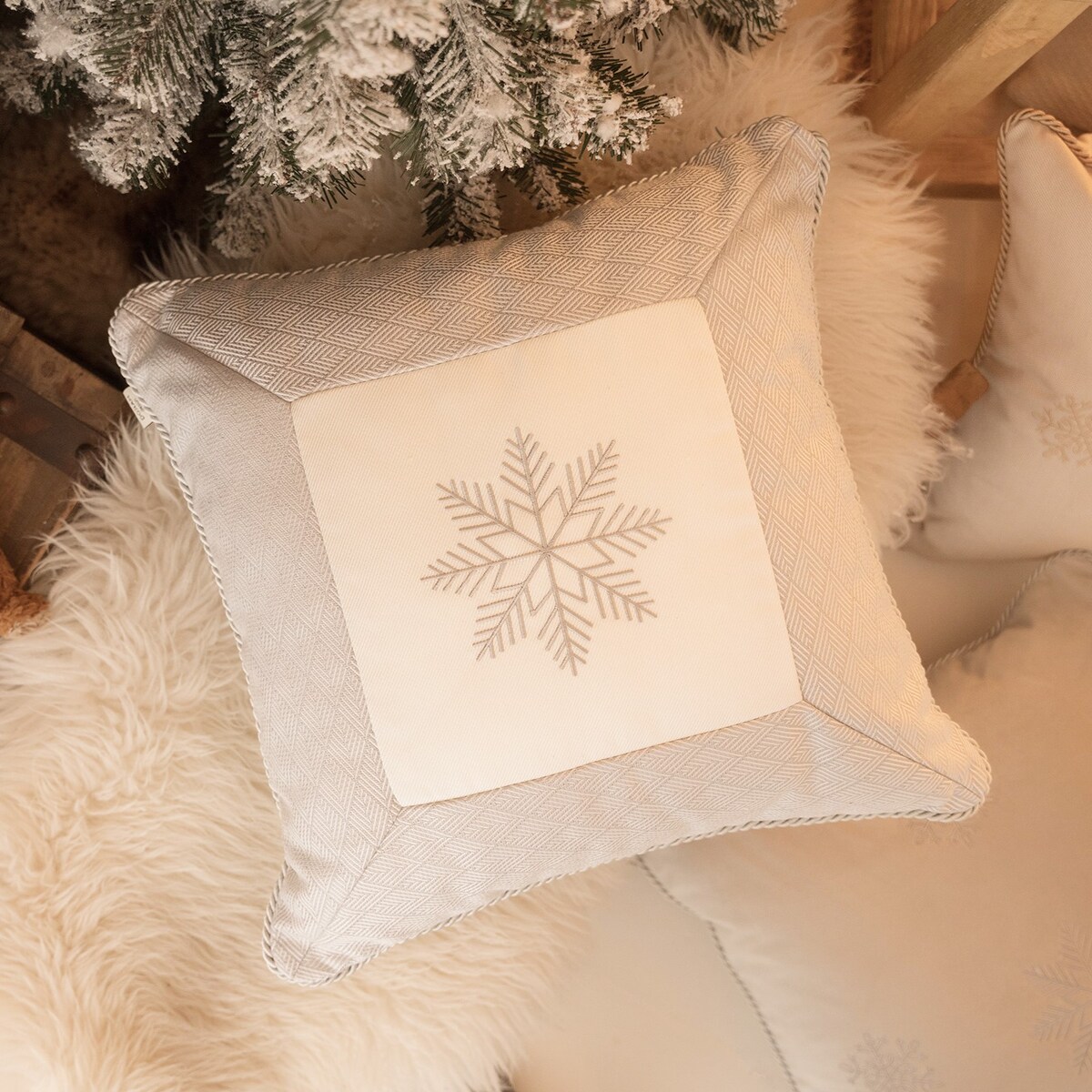 Srebrna poduszka zimowa Snowflake IV 50x50 cm