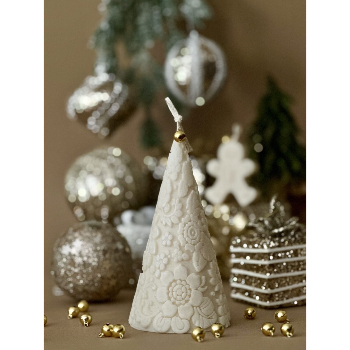 Świąteczna świeca choinka z wosku sojowego – dekoracja z motywem kwiatowym