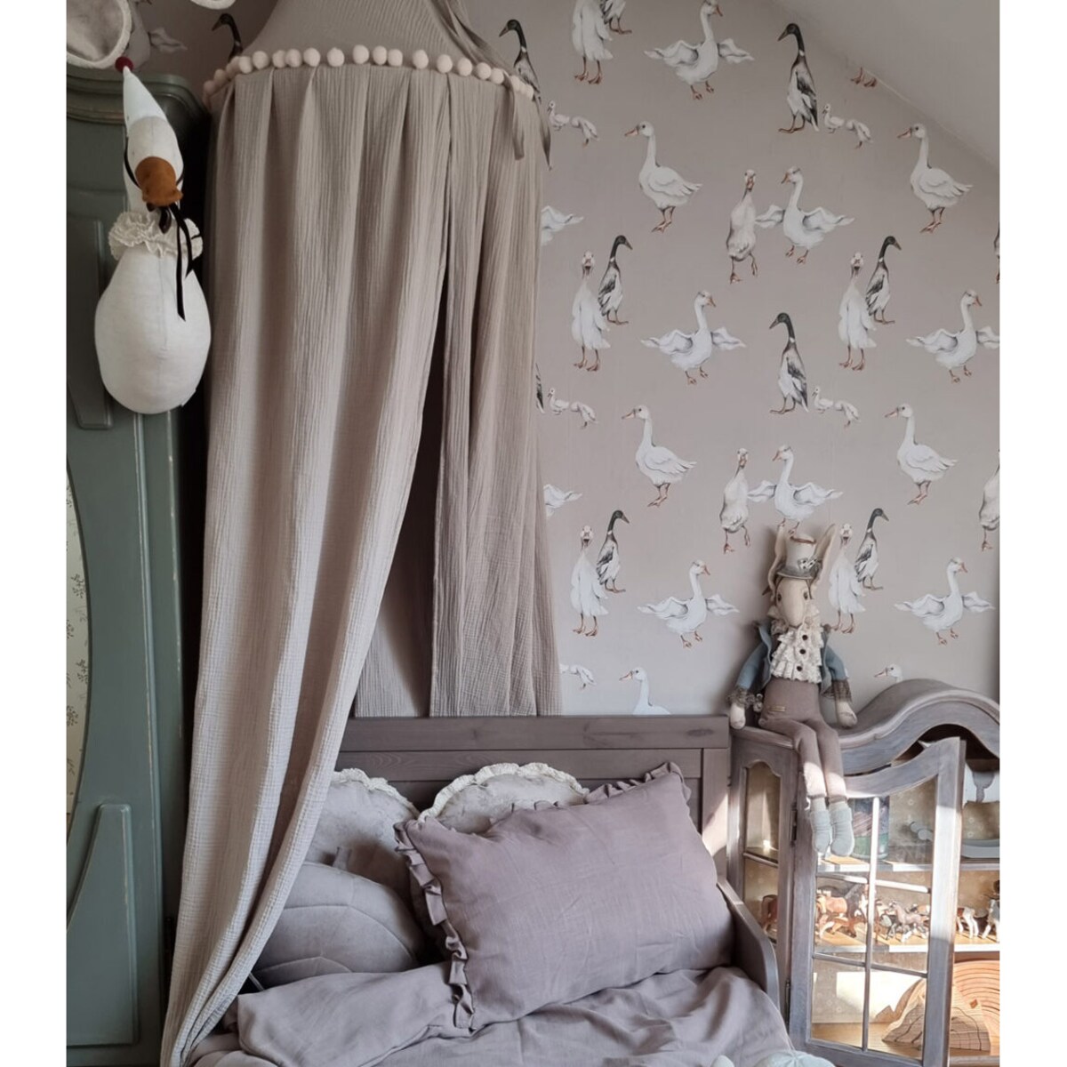 Lniany Zakątek – baldachim muślinowy sepia z pomponami