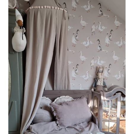 Lniany Zakątek – baldachim muślinowy sepia z pomponami