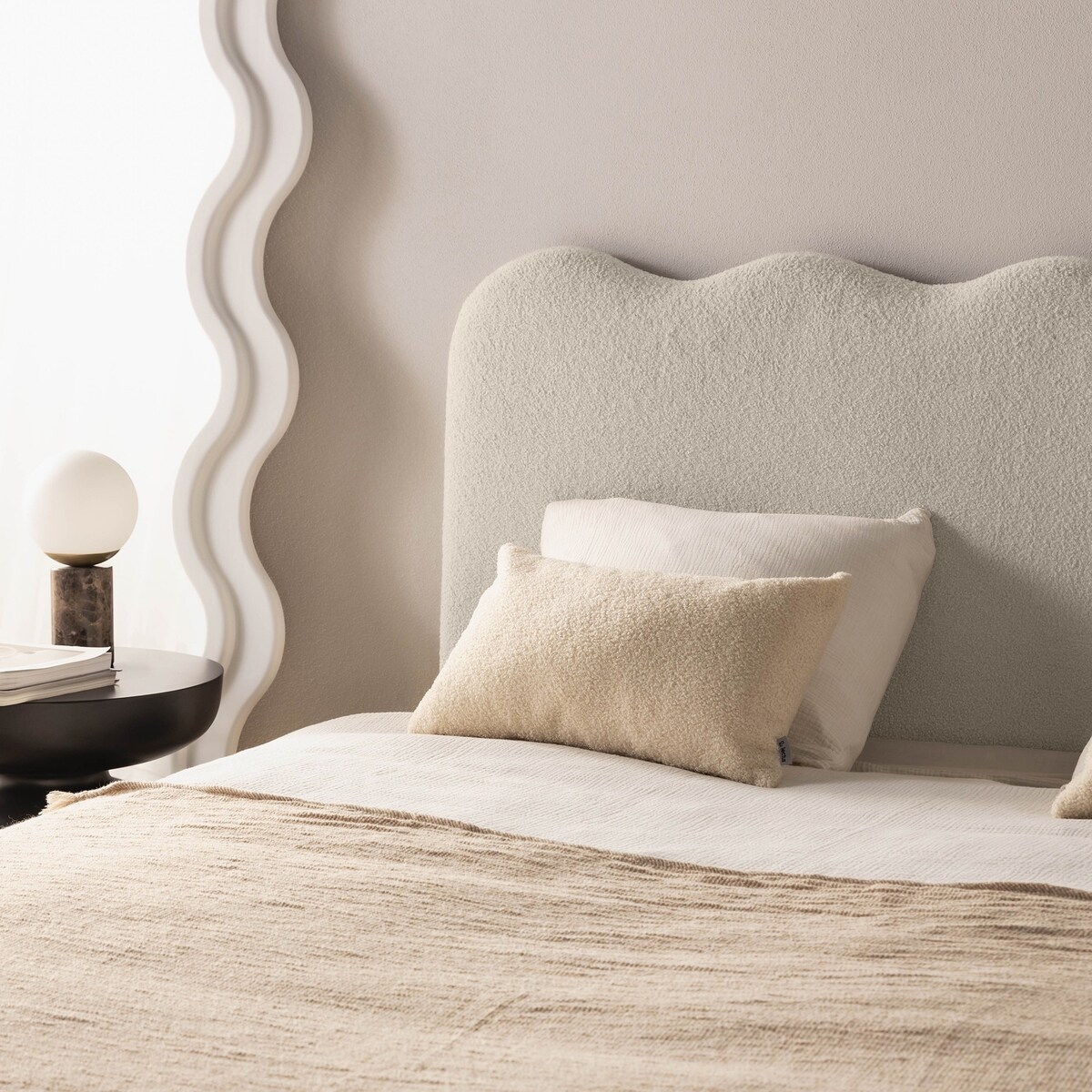 Łóżko 160x200 cm ze stelażem i pojemnikiem bouclé jasnobeżowe Londra