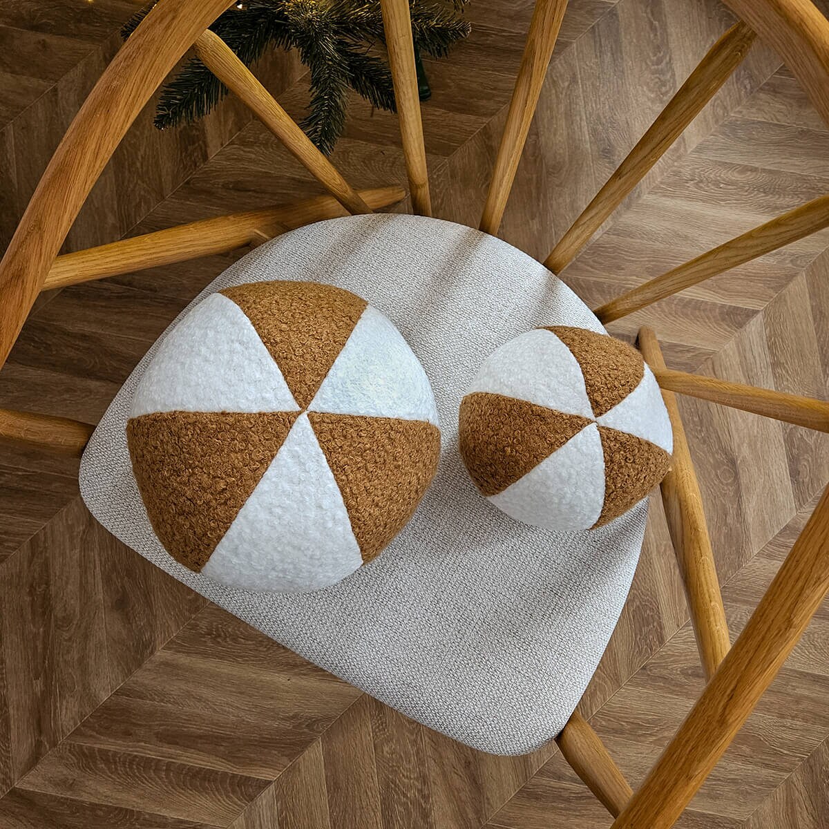 Poduszka SOFT LOOP | biało - karmelowa mała kula