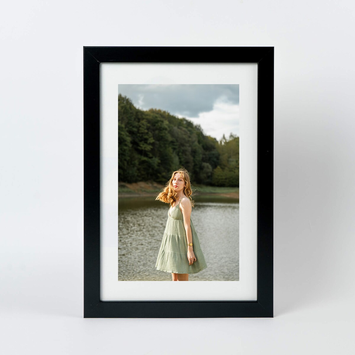 Ramka na zdjęcia 20x30 cm czarna rama MDF z plexi do powieszenia pion poziom stopka klasyczna ramka FRAMAI