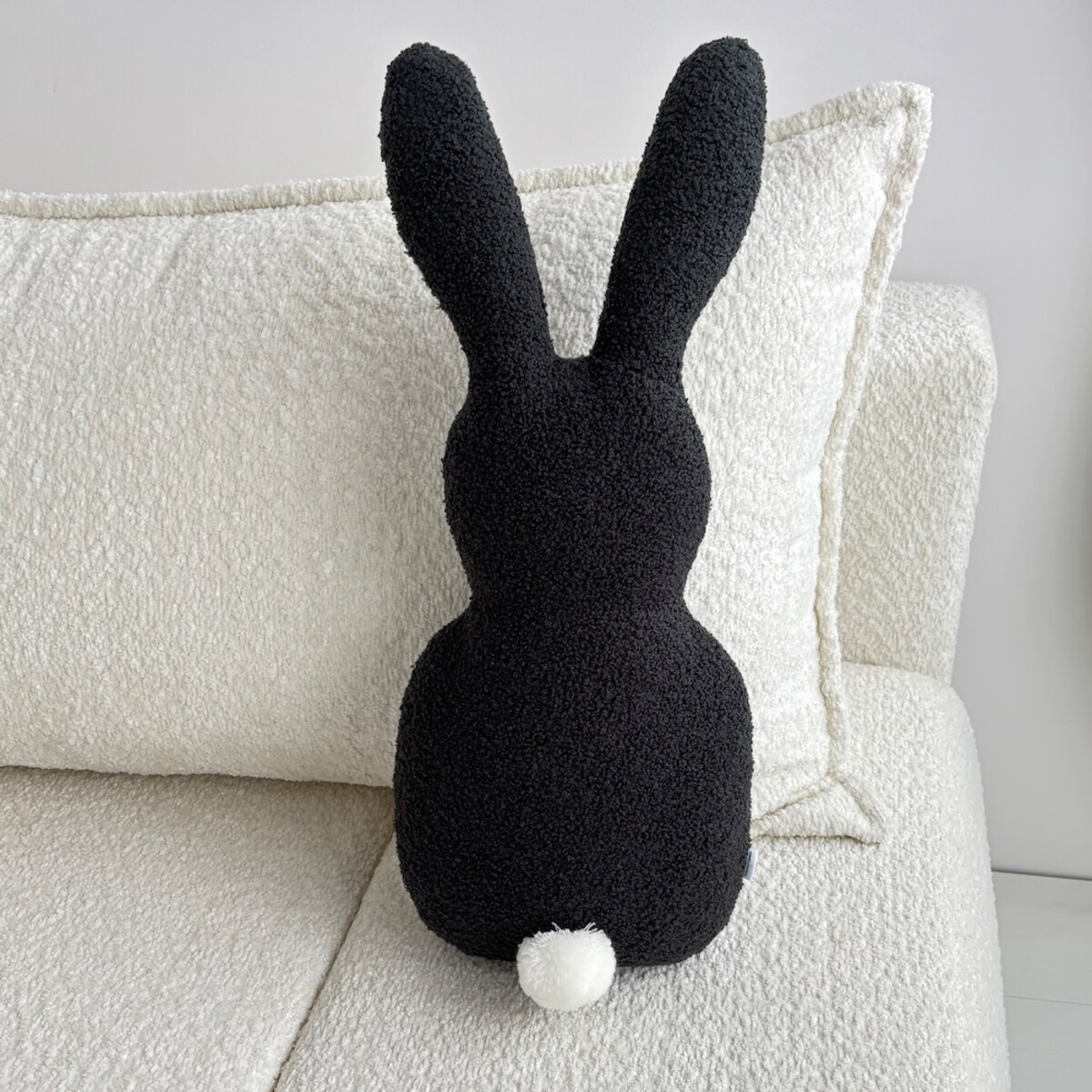 Poduszka minimalistyczny Zając boucle czarny