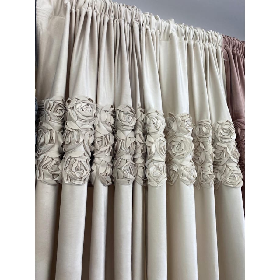 Zasłona welurowa "royal roses" z wyszywanymi różami 140x250 cm przelotka | jasny beż