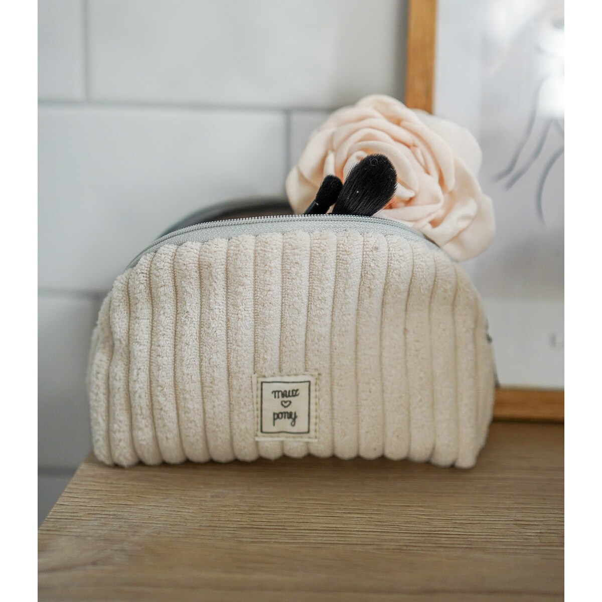 Off white – sztruksowa kosmetyczka z wodoodpornym wnętrzem