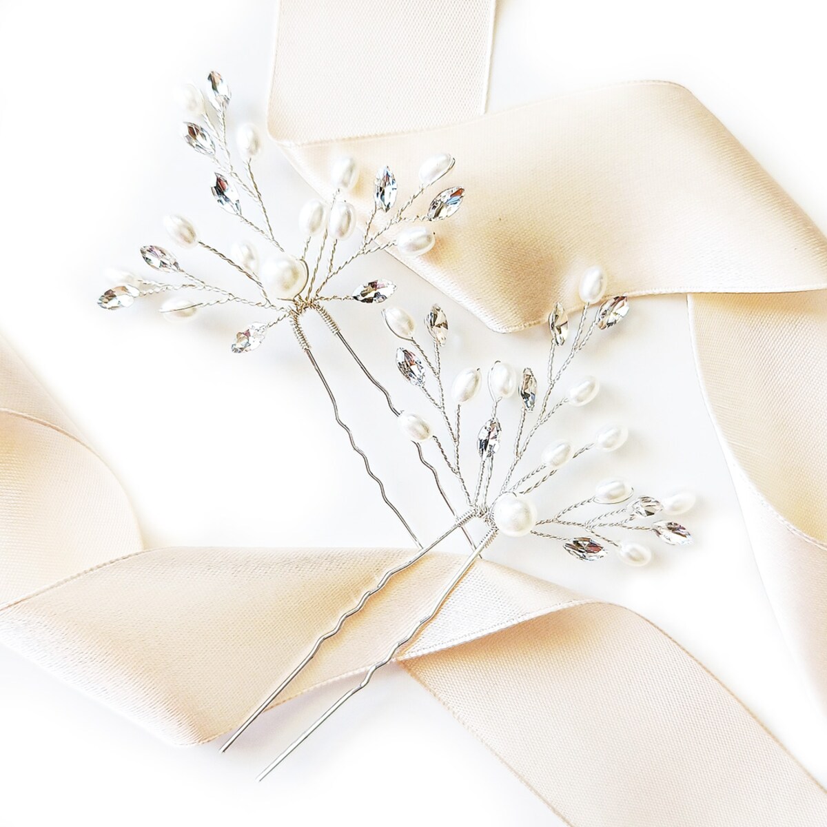 Komplet delikatnych srebrnych kokówek z perełkami i cyrkoniami