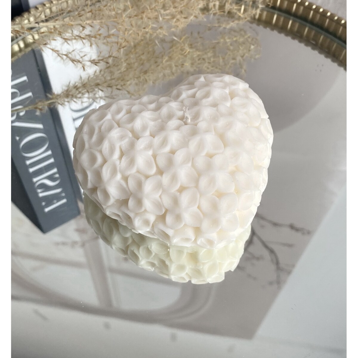 Świeca sojowa ekologiczna dekoracyjna "Flowers Heart" 98x42mm biała