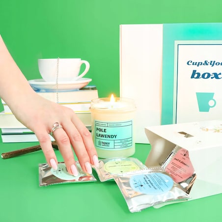 Wiosenny Box GENTLE SPRING - zestaw wiosennych herbat z zaparzaczem, biała filiżanka ze spodkiem, świeca sojowa POLE LAWENDY - na prezent upominek