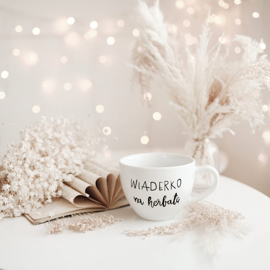 Biały Kubek Porcelanowy 500 ml - Zabawny Napis Wiaderko na Herbatę na Urodziny dla Miłośnika Herbaty