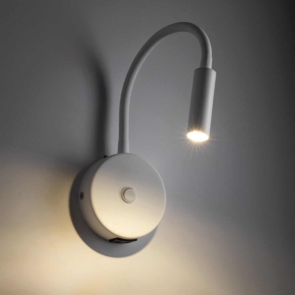 Kinkiet na wysięgniku TK Lighting LAGOS WHITE 10202 z włącznikiem i USB, biały, G9, nowoczesna lampka do czytania